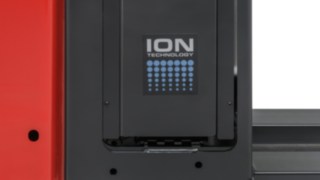 Durch die Lithium-Ionen-Technologie von Linde Material Handling sind die Batterien bei Raumtemperatur nach 1,1 Stunden aufgeladen.